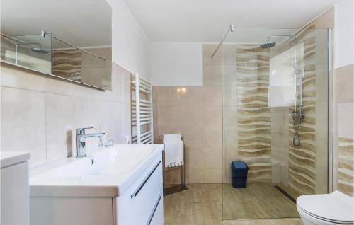 Beautiful Home In Pula With 2 Bedrooms And Wifi tesisinde bir banyo