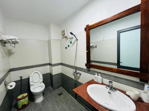 La salle de bains est pourvue de toilettes et d'un lavabo. dans l'établissement Sapa Paramount Hotel, à Sa Pa