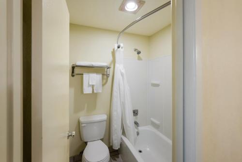 Ένα μπάνιο στο Quality Inn SeaTac Airport-Seattle