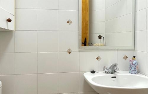 La salle de bains blanche est pourvue d'un lavabo et d'un miroir. dans l'établissement Stunning Apartment In La Manga With Kitchenette, à La Manga del Mar Meno
