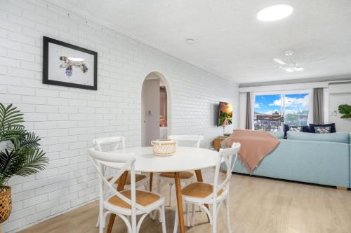 Ruang duduk di Luna Blu & The Beach Loft Yeppoon- Private Apartments