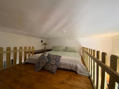 een slaapkamer met een bed en een houten vloer bij Oasi delle palme in Augusta