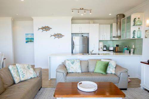 Η κουζίνα ή μικρή κουζίνα στο Shearwaters Apartment Waterfront Accomodation