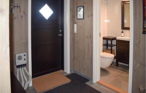 Kupatilo u objektu 4 Bedroom Stunning Home In Vrdal