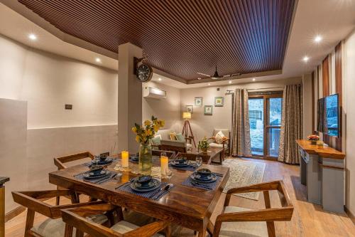 Φωτογραφία από το άλμπουμ του Residences By Tarika by VEO - Luxury 7BR villa in Chail with Bonfire and Hillview στη Σίμλα