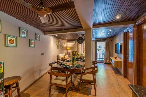 Φωτογραφία από το άλμπουμ του Residences By Tarika by VEO - Luxury 7BR villa in Chail with Bonfire and Hillview στη Σίμλα