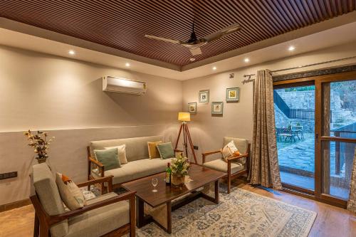 Χώρος καθιστικού στο Residences By Tarika by VEO - Luxury 7BR villa in Chail with Bonfire and Hillview