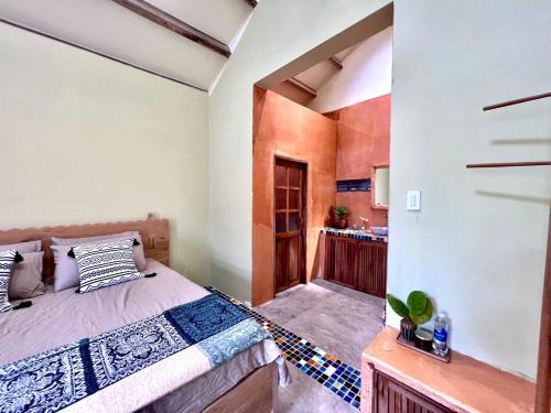 1 dormitorio con 1 cama y lavamanos en una habitación en NGÀI Villa, en Phu Yen