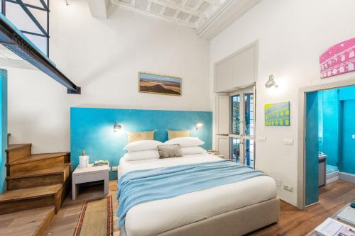una camera da letto con un letto grande con una parete blu di Design apt near Spanish Step a Roma