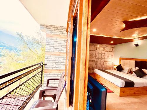 a bedroom with a bed and a balcony at Sana cottage - Affordable Luxury Stay in Manali in Manāli