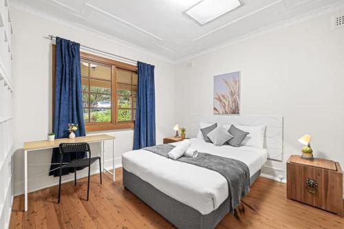 מיטה או מיטות בחדר ב-Private Room in Gordon near Train & Bus Sleeps 2