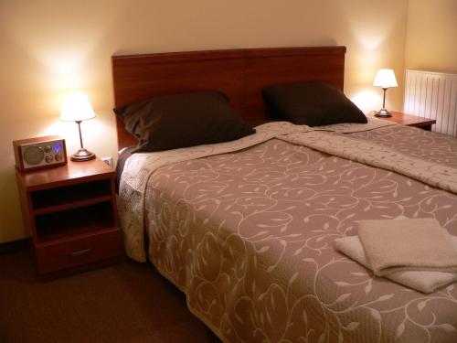 En eller flere senge i et værelse på Pensjonat Lira