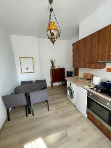 een keuken met een tafel en een eetkamer bij Apartament w starej kamienicy w Reszlu in Reszel