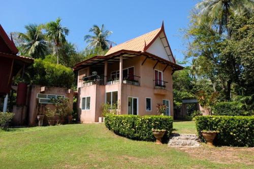 Taman di luar Piman Pu