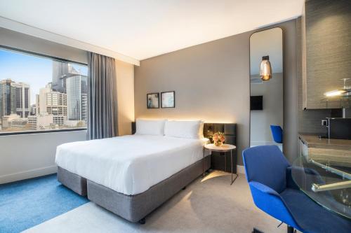 um quarto de hotel com uma cama e uma janela em Crowne Plaza Melbourne, an IHG Hotel em Melbourne
