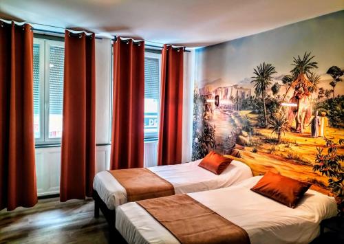 ブルボンヌ・レ・バンにあるHotel Restaurant Herardのベッド2台が備わる客室で、壁には絵画が飾られています。