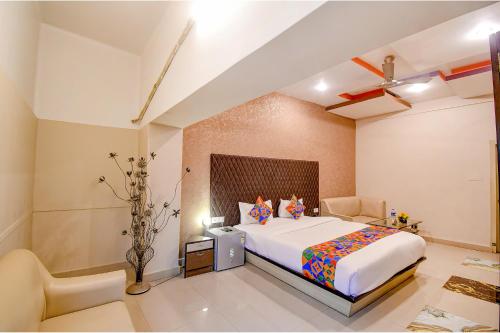 een slaapkamer met een groot bed in een kamer bij FabHotel Prime Rockstar Suites in Calcutta