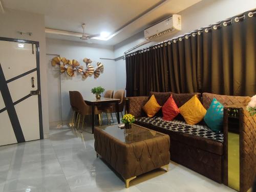 OSI Apartments Andheri East في مومباي: غرفة معيشة مع أريكة وطاولة