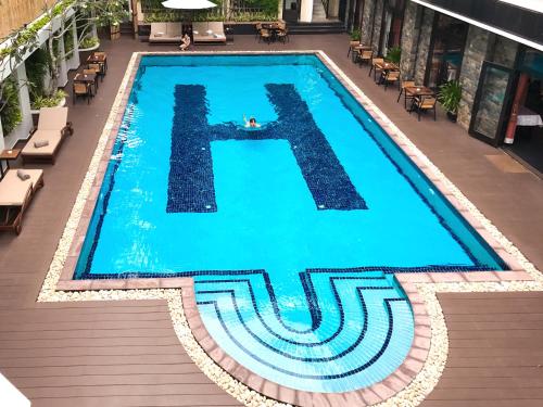 an overhead view of a swimming pool with the letter h at Sokchea Angkor Hotel in Siem Reap