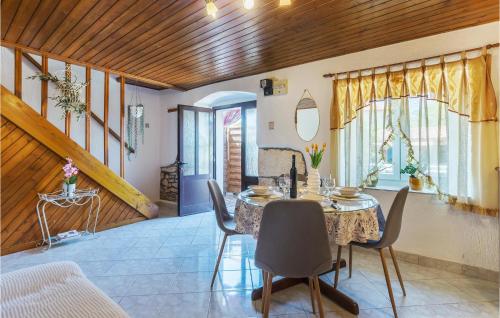 comedor con mesa y sillas en Beautiful Home In Pula With 2 Bedrooms And Wifi en Pinezići