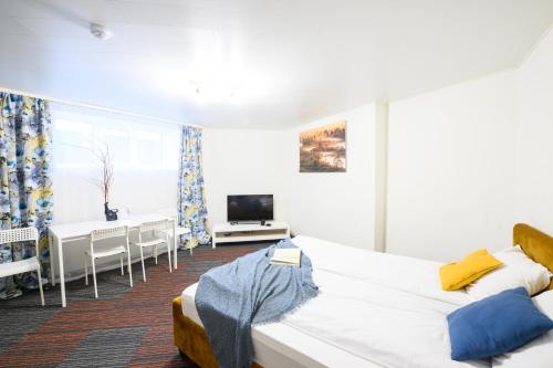 a bedroom with a bed and a tv in it at Stay to Stay Apartments - võtmeta sissepääs in Tartu