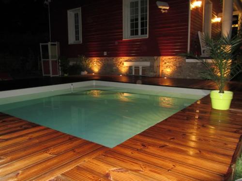 une piscine au milieu d'une maison dans l'établissement Studio dans propriété avec piscine chauffée, à Vernon