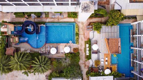 una vista aérea de una piscina en un complejo en Aonang Viva Resort - SHA Plus en Ao Nang Beach