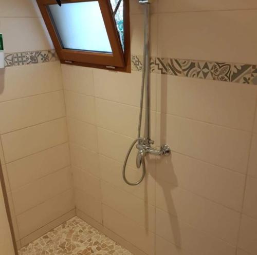 eine Dusche im Bad mit Fenster in der Unterkunft Inviting 3-Bed holiday home in Chateau-Garnier in Château-Garnier