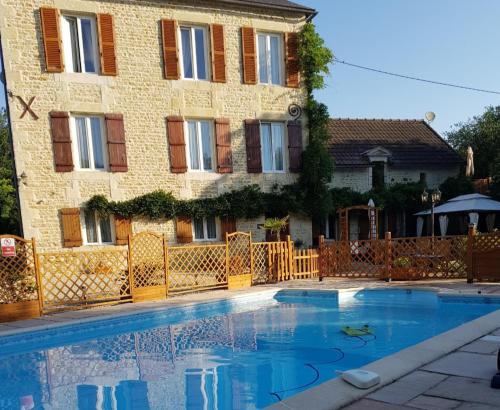 ein Haus mit einem Pool vor einem Gebäude in der Unterkunft Inviting 3-Bed holiday home in Chateau-Garnier in Château-Garnier