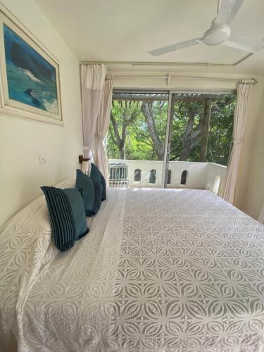 Ένα ή περισσότερα κρεβάτια σε δωμάτιο στο The Shore House Diani - 2 Bedroom Villa with a pool