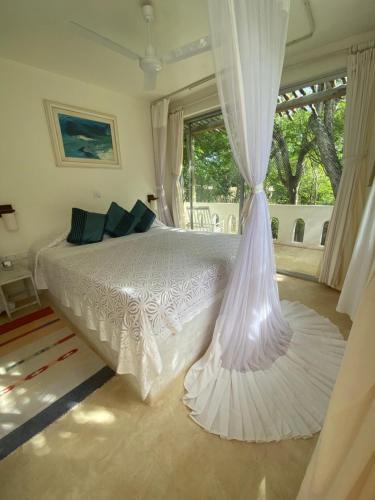 Ένα ή περισσότερα κρεβάτια σε δωμάτιο στο The Shore House Diani - 2 Bedroom Villa with a pool
