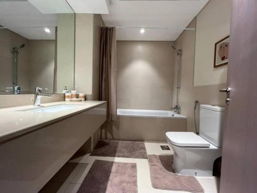 uma casa de banho com um lavatório, um WC e uma banheira em Best deal in town Yas Island 232WB10 em Abu Dhabi