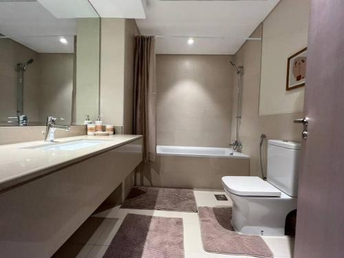 Ένα μπάνιο στο Discover Yas 2BR in Water's Edge B10 -232