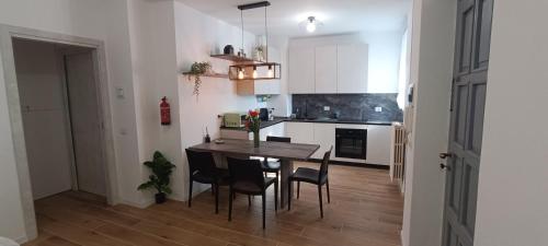 cocina con mesa y sillas en una habitación en Casa Camelia - appartamento in centro a Seregno, en Seregno