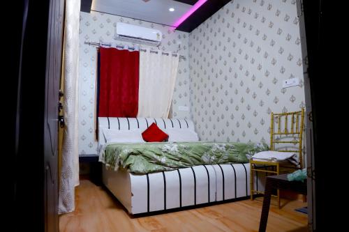 Un pat sau paturi într-o cameră la Hotel Krishna Manu Palace Orchha