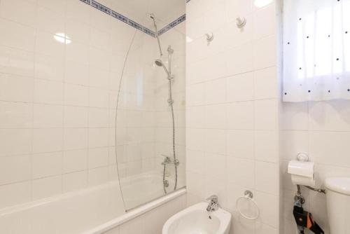 y baño con ducha, aseo y lavamanos. en La Alcazaba de Cristina, en El Puerto de Santa María