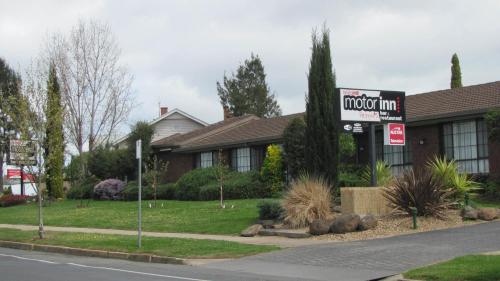 a house with a sign in front of it at Bristol Hill Motor Inn in Maryborough