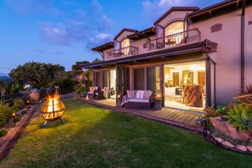 une maison avec un jardin agrémenté d'une lanterne dans la cour dans l'établissement Pezula Magic Escape - Guest House - No Loadshedding, à Knysna