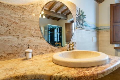 een grote badkamer met een grote ronde wastafel in een kamer bij Villa Boschi Salviati in Montagnano