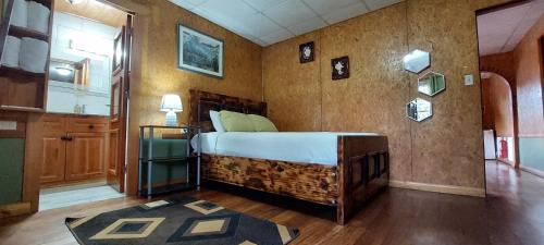 een slaapkamer met een groot bed in een kamer bij Boquete Town Hostal in Boquete