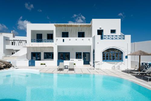 The swimming pool at or close to Hotel Sunshine