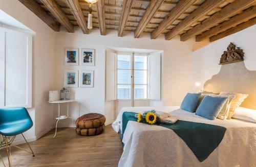 - une chambre dotée d'un lit avec un tournesol dans l'établissement Catedral Encantador 1 Dormitorio 1 Baño, à Cadix