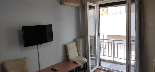 TV a/nebo společenská místnost v ubytování JiMMYS STUDIO, KALIMARMARO
