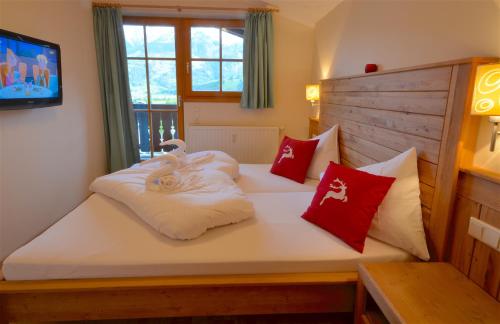 een slaapkamer met een bed met kussens erop bij Select Top 11 - by Alpen Apartments in Piesendorf
