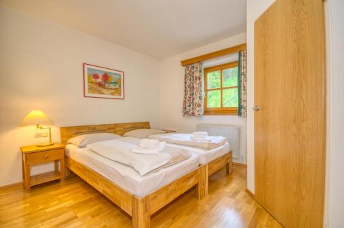 a bedroom with two beds and a window at Select Top 4 - by Alpen Apartments in Piesendorf
