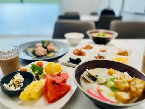 una mesa con diferentes platos de comida. en 168 Motel-Zhongli en Zhongli