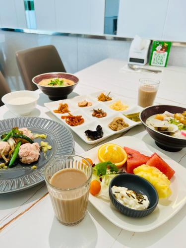 a table with many plates of food on it at 168 Motel-Zhongli in Zhongli