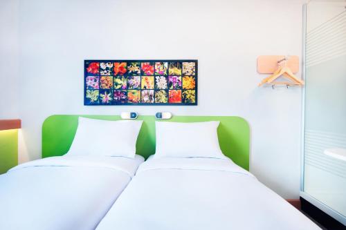 Llit o llits en una habitació de Ibis Budget Semarang Tendean - CHSE Certified