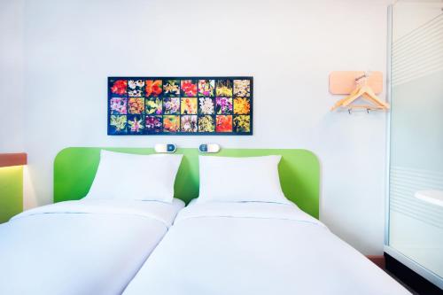 Tempat tidur dalam kamar di Ibis Budget Semarang Tendean - CHSE Certified