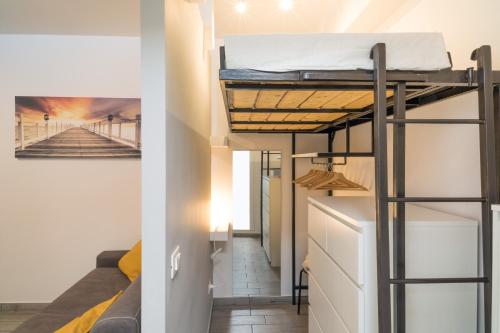 Kleines Zimmer mit Etagenbett und Flur in der Unterkunft Monolocale Glicine in Schisò